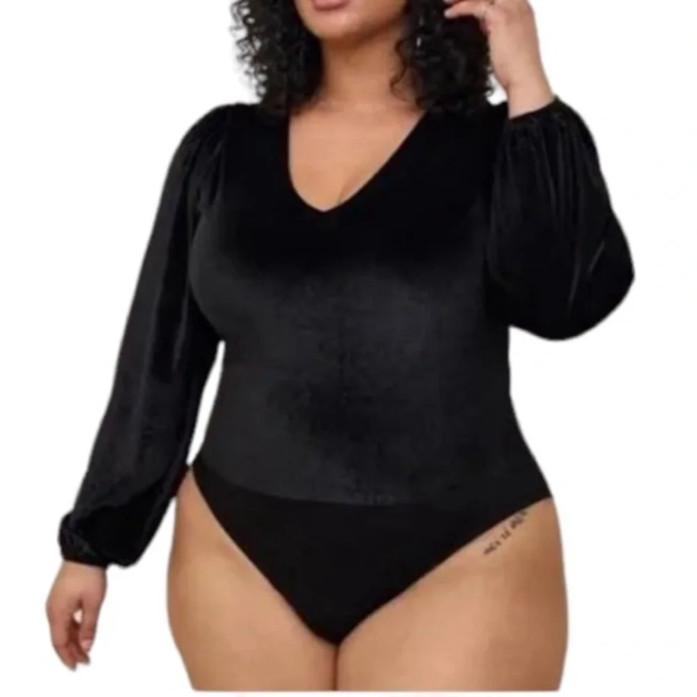 TORRID NWT Bodysuit Black Velvet Long Sleeve V Neckline Size 1 - Picture 16 of 16